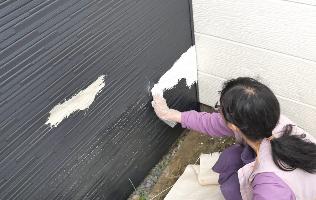 手でMORUMORUを塗りつけているところ