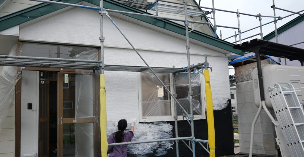 正面の壁7割にMORUMORUを塗り終えた様子