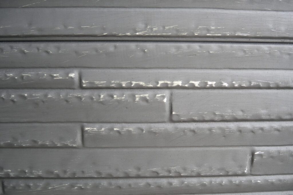 やすりをかけて傷をつけた壁