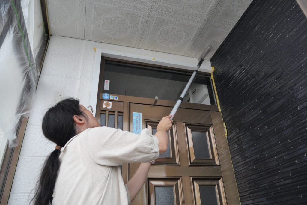 風除室の天井にシーラーを塗っている様子